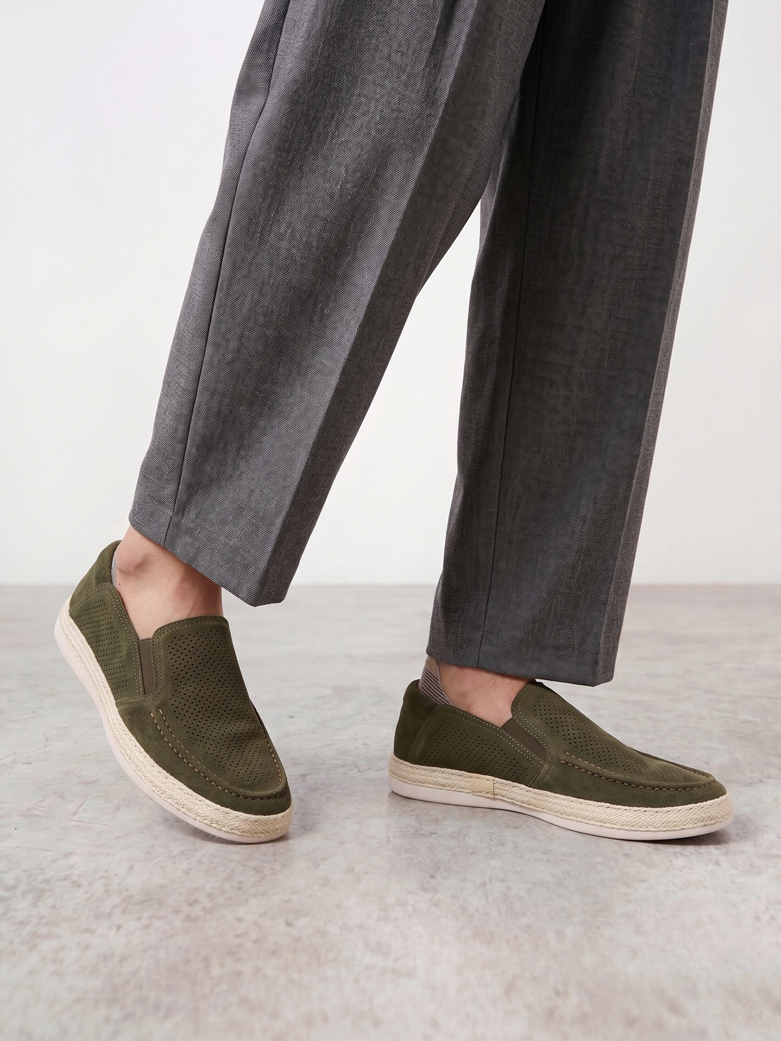 Мокасины зелоного цвета с перфорацией на низкой подошве